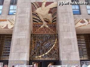 [P11] Rockefeller Square, alegorie: 'intelepciunea si cunoasterea trebuie sa fie stabilitatea acestor vremuri' - Manhattan N. Y. City » foto by Dan-Ioan
 - 
<span class="allrVoted glyphicon glyphicon-heart hidden" id="av555437"></span>
<a class="m-l-10 hidden" id="sv555437" onclick="voting_Foto_DelVot(,555437,3385)" role="button">șterge vot <span class="glyphicon glyphicon-remove"></span></a>
<a id="v9555437" class=" c-red"  onclick="voting_Foto_SetVot(555437)" role="button"><span class="glyphicon glyphicon-heart-empty"></span> <b>LIKE</b> = Votează poza</a> <img class="hidden"  id="f555437W9" src="/imagini/loader.gif" border="0" /><span class="AjErrMes hidden" id="e555437ErM"></span>