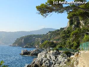 [P69] Pe partea pietruita a peninsulei (drumul este de-a lungul gardului verde; nu stiu daca se intelege, dar gardul nu separa drumul de stanci si de apa, ci de proprietati private cred - vreau sa spun ca aici devine periculos pentru copii)  » foto by Maria V.
 - 
<span class="allrVoted glyphicon glyphicon-heart hidden" id="av540159"></span>
<a class="m-l-10 hidden" id="sv540159" onclick="voting_Foto_DelVot(,540159,3404)" role="button">șterge vot <span class="glyphicon glyphicon-remove"></span></a>
<a id="v9540159" class=" c-red"  onclick="voting_Foto_SetVot(540159)" role="button"><span class="glyphicon glyphicon-heart-empty"></span> <b>LIKE</b> = Votează poza</a> <img class="hidden"  id="f540159W9" src="/imagini/loader.gif" border="0" /><span class="AjErrMes hidden" id="e540159ErM"></span>