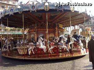 [P16] Carusel în mijlocul Navonei.  » foto by ariciu*
 - 
<span class="allrVoted glyphicon glyphicon-heart hidden" id="av488087"></span>
<a class="m-l-10 hidden" id="sv488087" onclick="voting_Foto_DelVot(,488087,3406)" role="button">șterge vot <span class="glyphicon glyphicon-remove"></span></a>
<a id="v9488087" class=" c-red"  onclick="voting_Foto_SetVot(488087)" role="button"><span class="glyphicon glyphicon-heart-empty"></span> <b>LIKE</b> = Votează poza</a> <img class="hidden"  id="f488087W9" src="/imagini/loader.gif" border="0" /><span class="AjErrMes hidden" id="e488087ErM"></span>