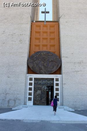 [P42] Almada, Santuario Nacional de Cristo Rei, spre intrare » foto by mprofeanu
 - 
<span class="allrVoted glyphicon glyphicon-heart hidden" id="av1003309"></span>
<a class="m-l-10 hidden" id="sv1003309" onclick="voting_Foto_DelVot(,1003309,3414)" role="button">șterge vot <span class="glyphicon glyphicon-remove"></span></a>
<a id="v91003309" class=" c-red"  onclick="voting_Foto_SetVot(1003309)" role="button"><span class="glyphicon glyphicon-heart-empty"></span> <b>LIKE</b> = Votează poza</a> <img class="hidden"  id="f1003309W9" src="/imagini/loader.gif" border="0" /><span class="AjErrMes hidden" id="e1003309ErM"></span>