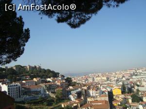 P05 [SEP-2016] Vedere partiala a castelului Sao Jorge pe stanga din Mirador de Graca