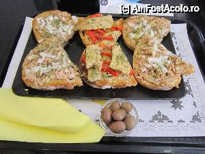 [P35] Ora mesei. Aceasta este o portie pentru o persoana. Pentru 3 euro aveti 4 felii (cat palma) de cod cu ceapa, 2 felii de sardine cu ardei copt si tot felul de mirodenii si un castronel cu masline de marimea unei prune. Doar in Alfama!  » foto by bica adriana
 - 
<span class="allrVoted glyphicon glyphicon-heart hidden" id="av513549"></span>
<a class="m-l-10 hidden" id="sv513549" onclick="voting_Foto_DelVot(,513549,3414)" role="button">șterge vot <span class="glyphicon glyphicon-remove"></span></a>
<a id="v9513549" class=" c-red"  onclick="voting_Foto_SetVot(513549)" role="button"><span class="glyphicon glyphicon-heart-empty"></span> <b>LIKE</b> = Votează poza</a> <img class="hidden"  id="f513549W9" src="/imagini/loader.gif" border="0" /><span class="AjErrMes hidden" id="e513549ErM"></span>