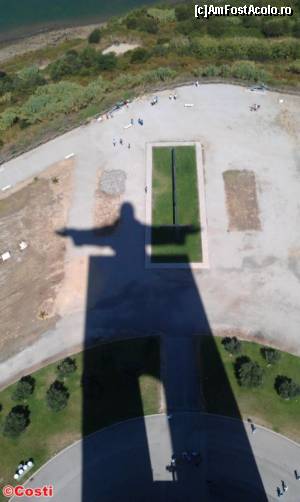 [P09] Umbra statuii lui Cristos, proiectată în spațiul din fața sanctuarului.  » foto by Costi
 - 
<span class="allrVoted glyphicon glyphicon-heart hidden" id="av503056"></span>
<a class="m-l-10 hidden" id="sv503056" onclick="voting_Foto_DelVot(,503056,3414)" role="button">șterge vot <span class="glyphicon glyphicon-remove"></span></a>
<a id="v9503056" class=" c-red"  onclick="voting_Foto_SetVot(503056)" role="button"><span class="glyphicon glyphicon-heart-empty"></span> <b>LIKE</b> = Votează poza</a> <img class="hidden"  id="f503056W9" src="/imagini/loader.gif" border="0" /><span class="AjErrMes hidden" id="e503056ErM"></span>
