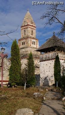 P01 [NOV-2009] Biserica Densuş, aşa cum se prezintă ea la primul contact. Se poate vedea în fotografie destule vestigii ale unei ale civilizaţii precreştine.