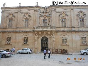 [P17] Mdina - Muzeul Catedralei, intrarea principală străjuită de două chipuri sculptate.  » foto by iulianic
 - 
<span class="allrVoted glyphicon glyphicon-heart hidden" id="av578782"></span>
<a class="m-l-10 hidden" id="sv578782" onclick="voting_Foto_DelVot(,578782,3421)" role="button">șterge vot <span class="glyphicon glyphicon-remove"></span></a>
<a id="v9578782" class=" c-red"  onclick="voting_Foto_SetVot(578782)" role="button"><span class="glyphicon glyphicon-heart-empty"></span> <b>LIKE</b> = Votează poza</a> <img class="hidden"  id="f578782W9" src="/imagini/loader.gif" border="0" /><span class="AjErrMes hidden" id="e578782ErM"></span>