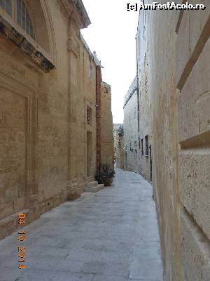 [P21] Mdina - Stradă în oraşul milenar.  » foto by iulianic
 - 
<span class="allrVoted glyphicon glyphicon-heart hidden" id="av578786"></span>
<a class="m-l-10 hidden" id="sv578786" onclick="voting_Foto_DelVot(,578786,3421)" role="button">șterge vot <span class="glyphicon glyphicon-remove"></span></a>
<a id="v9578786" class=" c-red"  onclick="voting_Foto_SetVot(578786)" role="button"><span class="glyphicon glyphicon-heart-empty"></span> <b>LIKE</b> = Votează poza</a> <img class="hidden"  id="f578786W9" src="/imagini/loader.gif" border="0" /><span class="AjErrMes hidden" id="e578786ErM"></span>