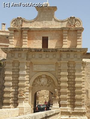 [P03] Pentru a intra in Mdina, am trecut peste podul de la intrare, prin Poarta Principala, construita in stil baroc, al carei portal este decorat cu pilastri dubli, cu stema Marelui Maestru António Manoel de Vilhena si a orasului Mdina. Poarta este flancata de statuile a doi lei care apara cu strasnicie cetatea. » foto by geani anto
 - 
<span class="allrVoted glyphicon glyphicon-heart hidden" id="av1256494"></span>
<a class="m-l-10 hidden" id="sv1256494" onclick="voting_Foto_DelVot(,1256494,3421)" role="button">șterge vot <span class="glyphicon glyphicon-remove"></span></a>
<a id="v91256494" class=" c-red"  onclick="voting_Foto_SetVot(1256494)" role="button"><span class="glyphicon glyphicon-heart-empty"></span> <b>LIKE</b> = Votează poza</a> <img class="hidden"  id="f1256494W9" src="/imagini/loader.gif" border="0" /><span class="AjErrMes hidden" id="e1256494ErM"></span>