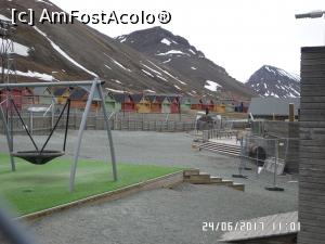 [P52] Curtea școlii din Longyearbyen » foto by Alina53
 - 
<span class="allrVoted glyphicon glyphicon-heart hidden" id="av989830"></span>
<a class="m-l-10 hidden" id="sv989830" onclick="voting_Foto_DelVot(,989830,3499)" role="button">șterge vot <span class="glyphicon glyphicon-remove"></span></a>
<a id="v9989830" class=" c-red"  onclick="voting_Foto_SetVot(989830)" role="button"><span class="glyphicon glyphicon-heart-empty"></span> <b>LIKE</b> = Votează poza</a> <img class="hidden"  id="f989830W9" src="/imagini/loader.gif" border="0" /><span class="AjErrMes hidden" id="e989830ErM"></span>