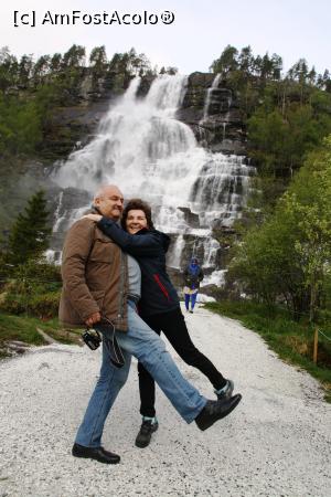 [P02] Tvindefossen si turistii romani » foto by DOINITA
 - 
<span class="allrVoted glyphicon glyphicon-heart hidden" id="av872159"></span>
<a class="m-l-10 hidden" id="sv872159" onclick="voting_Foto_DelVot(,872159,3499)" role="button">șterge vot <span class="glyphicon glyphicon-remove"></span></a>
<a id="v9872159" class=" c-red"  onclick="voting_Foto_SetVot(872159)" role="button"><span class="glyphicon glyphicon-heart-empty"></span> <b>LIKE</b> = Votează poza</a> <img class="hidden"  id="f872159W9" src="/imagini/loader.gif" border="0" /><span class="AjErrMes hidden" id="e872159ErM"></span>