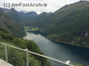 P12 [AUG-2016] Suntem pe Drumul Vulturilor, în punctul de belvedere Cotitura Vulturului și ne uităm la fiordul și stațiunea Geiranger, patrimonii UNESCO. 