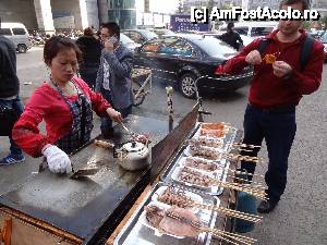 [P18] „Gastronomia chineză...” / Este una din bucatariile ambulante curate, in care un localnic mi-a sugerat sa servesc din aceste produse traditionale. Pai, altfel eram nebun!  » foto by Marian Preda
 - 
<span class="allrVoted glyphicon glyphicon-heart hidden" id="av388787"></span>
<a class="m-l-10 hidden" id="sv388787" onclick="voting_Foto_DelVot(,388787,3501)" role="button">șterge vot <span class="glyphicon glyphicon-remove"></span></a>
<a id="v9388787" class=" c-red"  onclick="voting_Foto_SetVot(388787)" role="button"><span class="glyphicon glyphicon-heart-empty"></span> <b>LIKE</b> = Votează poza</a> <img class="hidden"  id="f388787W9" src="/imagini/loader.gif" border="0" /><span class="AjErrMes hidden" id="e388787ErM"></span>