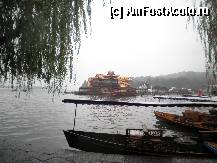 [P20] barci pt croaziera,acostate la mal,desi era o zi oribila,pana au fost luate biletele am stat aproape 1 h la coada,erau o multime de turisti,dar majoritatea o detineau grupurile cu turisti chinerzi,nici pe o astfel de zi nu am scapat de ei » foto by grecudoina
 - 
<span class="allrVoted glyphicon glyphicon-heart hidden" id="av309401"></span>
<a class="m-l-10 hidden" id="sv309401" onclick="voting_Foto_DelVot(,309401,3501)" role="button">șterge vot <span class="glyphicon glyphicon-remove"></span></a>
<a id="v9309401" class=" c-red"  onclick="voting_Foto_SetVot(309401)" role="button"><span class="glyphicon glyphicon-heart-empty"></span> <b>LIKE</b> = Votează poza</a> <img class="hidden"  id="f309401W9" src="/imagini/loader.gif" border="0" /><span class="AjErrMes hidden" id="e309401ErM"></span>