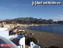 [P02] Partea de nord a golfului Naxos. Localitatea ca un guler pe vârful din extrema dreaptă a fotografiei este Taormina.  » foto by Costi
 - 
<span class="allrVoted glyphicon glyphicon-heart hidden" id="av405010"></span>
<a class="m-l-10 hidden" id="sv405010" onclick="voting_Foto_DelVot(,405010,3509)" role="button">șterge vot <span class="glyphicon glyphicon-remove"></span></a>
<a id="v9405010" class=" c-red"  onclick="voting_Foto_SetVot(405010)" role="button"><span class="glyphicon glyphicon-heart-empty"></span> <b>LIKE</b> = Votează poza</a> <img class="hidden"  id="f405010W9" src="/imagini/loader.gif" border="0" /><span class="AjErrMes hidden" id="e405010ErM"></span>