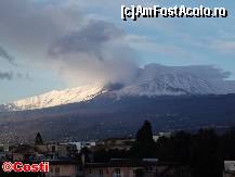 [P05] Acelaşi Etna, care a treia zi de la sosire a început să fumege. Pata neagră din centru este din cauza cenuşii depuse pe zăpadă.  » foto by Costi
 - 
<span class="allrVoted glyphicon glyphicon-heart hidden" id="av405013"></span>
<a class="m-l-10 hidden" id="sv405013" onclick="voting_Foto_DelVot(,405013,3509)" role="button">șterge vot <span class="glyphicon glyphicon-remove"></span></a>
<a id="v9405013" class=" c-red"  onclick="voting_Foto_SetVot(405013)" role="button"><span class="glyphicon glyphicon-heart-empty"></span> <b>LIKE</b> = Votează poza</a> <img class="hidden"  id="f405013W9" src="/imagini/loader.gif" border="0" /><span class="AjErrMes hidden" id="e405013ErM"></span>