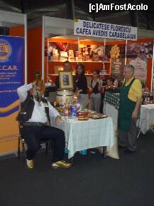 [P15] Târgul de carte Gaudeamus 2010 - 'Templul cafelei Avedis' și trâmbiţaşul târgului, venit să soarbă o cafeluţă, să mai prindă puteri... » foto by Dragoș_MD
 - 
<span class="allrVoted glyphicon glyphicon-heart hidden" id="av165120"></span>
<a class="m-l-10 hidden" id="sv165120" onclick="voting_Foto_DelVot(,165120,3511)" role="button">șterge vot <span class="glyphicon glyphicon-remove"></span></a>
<a id="v9165120" class=" c-red"  onclick="voting_Foto_SetVot(165120)" role="button"><span class="glyphicon glyphicon-heart-empty"></span> <b>LIKE</b> = Votează poza</a> <img class="hidden"  id="f165120W9" src="/imagini/loader.gif" border="0" /><span class="AjErrMes hidden" id="e165120ErM"></span>