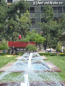 [P17] Fantanile arteziene din Parcul Obor, cu cei care curata crengile taiate si cu o parte din cladirea Primariei sect.2 » foto by ileanaxperta*
 - 
<span class="allrVoted glyphicon glyphicon-heart hidden" id="av67518"></span>
<a class="m-l-10 hidden" id="sv67518" onclick="voting_Foto_DelVot(,67518,3511)" role="button">șterge vot <span class="glyphicon glyphicon-remove"></span></a>
<a id="v967518" class=" c-red"  onclick="voting_Foto_SetVot(67518)" role="button"><span class="glyphicon glyphicon-heart-empty"></span> <b>LIKE</b> = Votează poza</a> <img class="hidden"  id="f67518W9" src="/imagini/loader.gif" border="0" /><span class="AjErrMes hidden" id="e67518ErM"></span>