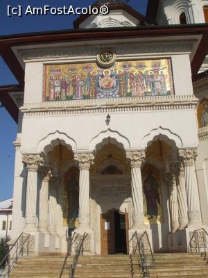 [P32] Mănăstirea Duminica Sfinților Rom&acirc;ni - Biserica, intrarea. » foto by iulianic
 - 
<span class="allrVoted glyphicon glyphicon-heart hidden" id="av1215846"></span>
<a class="m-l-10 hidden" id="sv1215846" onclick="voting_Foto_DelVot(,1215846,3511)" role="button">șterge vot <span class="glyphicon glyphicon-remove"></span></a>
<a id="v91215846" class=" c-red"  onclick="voting_Foto_SetVot(1215846)" role="button"><span class="glyphicon glyphicon-heart-empty"></span> <b>LIKE</b> = Votează poza</a> <img class="hidden"  id="f1215846W9" src="/imagini/loader.gif" border="0" /><span class="AjErrMes hidden" id="e1215846ErM"></span>