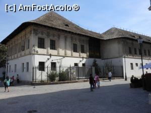 [P09] București - Hanul lui Manuc. Spre intrarea principală.  » foto by iulianic
 - 
<span class="allrVoted glyphicon glyphicon-heart hidden" id="av1110235"></span>
<a class="m-l-10 hidden" id="sv1110235" onclick="voting_Foto_DelVot(,1110235,3511)" role="button">șterge vot <span class="glyphicon glyphicon-remove"></span></a>
<a id="v91110235" class=" c-red"  onclick="voting_Foto_SetVot(1110235)" role="button"><span class="glyphicon glyphicon-heart-empty"></span> <b>LIKE</b> = Votează poza</a> <img class="hidden"  id="f1110235W9" src="/imagini/loader.gif" border="0" /><span class="AjErrMes hidden" id="e1110235ErM"></span>