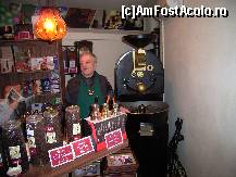 [P02] Domnul Gheorghe Florescu, alaturi de noua masina de prajit cafea, in spatele tejghelei magazinului. » foto by Dragoș_MD
 - 
<span class="allrVoted glyphicon glyphicon-heart hidden" id="av165663"></span>
<a class="m-l-10 hidden" id="sv165663" onclick="voting_Foto_DelVot(,165663,3511)" role="button">șterge vot <span class="glyphicon glyphicon-remove"></span></a>
<a id="v9165663" class=" c-red"  onclick="voting_Foto_SetVot(165663)" role="button"><span class="glyphicon glyphicon-heart-empty"></span> <b>LIKE</b> = Votează poza</a> <img class="hidden"  id="f165663W9" src="/imagini/loader.gif" border="0" /><span class="AjErrMes hidden" id="e165663ErM"></span>