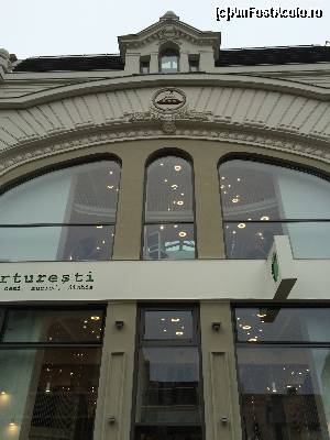 [P06] Libraria Carusel Carturesti. Strada Lipscani nr. 55-Fatada refacuta ce poarta blazonul familiei de bancheri Chrissoveloni.  » foto by Floria
 - 
<span class="allrVoted glyphicon glyphicon-heart hidden" id="av604359"></span>
<a class="m-l-10 hidden" id="sv604359" onclick="voting_Foto_DelVot(,604359,3511)" role="button">șterge vot <span class="glyphicon glyphicon-remove"></span></a>
<a id="v9604359" class=" c-red"  onclick="voting_Foto_SetVot(604359)" role="button"><span class="glyphicon glyphicon-heart-empty"></span> <b>LIKE</b> = Votează poza</a> <img class="hidden"  id="f604359W9" src="/imagini/loader.gif" border="0" /><span class="AjErrMes hidden" id="e604359ErM"></span>