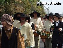 [P23] vanzatori ambulanti, domni ingrijiti, slugi cu haine ponosite... » foto by recul*
 - 
<span class="allrVoted glyphicon glyphicon-heart hidden" id="av135991"></span>
<a class="m-l-10 hidden" id="sv135991" onclick="voting_Foto_DelVot(,135991,3511)" role="button">șterge vot <span class="glyphicon glyphicon-remove"></span></a>
<a id="v9135991" class=" c-red"  onclick="voting_Foto_SetVot(135991)" role="button"><span class="glyphicon glyphicon-heart-empty"></span> <b>LIKE</b> = Votează poza</a> <img class="hidden"  id="f135991W9" src="/imagini/loader.gif" border="0" /><span class="AjErrMes hidden" id="e135991ErM"></span>