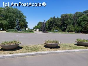 [P33] 33. &Icirc;n piața Charles de Gaulle a rămas numai statuia marelui om politic. » foto by msnd
 - 
<span class="allrVoted glyphicon glyphicon-heart hidden" id="av1325491"></span>
<a class="m-l-10 hidden" id="sv1325491" onclick="voting_Foto_DelVot(,1325491,3511)" role="button">șterge vot <span class="glyphicon glyphicon-remove"></span></a>
<a id="v91325491" class=" c-red"  onclick="voting_Foto_SetVot(1325491)" role="button"><span class="glyphicon glyphicon-heart-empty"></span> <b>LIKE</b> = Votează poza</a> <img class="hidden"  id="f1325491W9" src="/imagini/loader.gif" border="0" /><span class="AjErrMes hidden" id="e1325491ErM"></span>