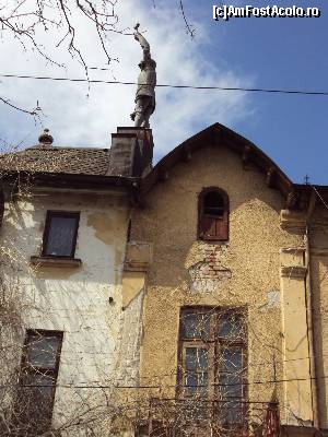 [P12] Imagine frontală a clădirii de pe Strada Episcopul Radu nr 29: de remarcat tencuiala crăpată, cu cărămizile vizibile, şi starea generală de degradare » foto by Carmen Ion
 - 
<span class="allrVoted glyphicon glyphicon-heart hidden" id="av609471"></span>
<a class="m-l-10 hidden" id="sv609471" onclick="voting_Foto_DelVot(,609471,3511)" role="button">șterge vot <span class="glyphicon glyphicon-remove"></span></a>
<a id="v9609471" class=" c-red"  onclick="voting_Foto_SetVot(609471)" role="button"><span class="glyphicon glyphicon-heart-empty"></span> <b>LIKE</b> = Votează poza</a> <img class="hidden"  id="f609471W9" src="/imagini/loader.gif" border="0" /><span class="AjErrMes hidden" id="e609471ErM"></span>