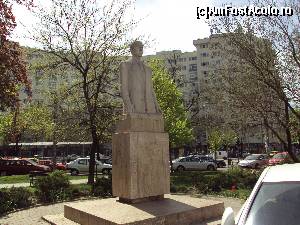 [P05] Bustul (nu prea reuşit) al lui Nicolae Titulescu aflat în scuarul de vizavi de Primăria Sectorului 1 » foto by Carmen Ion
 - 
<span class="allrVoted glyphicon glyphicon-heart hidden" id="av609464"></span>
<a class="m-l-10 hidden" id="sv609464" onclick="voting_Foto_DelVot(,609464,3511)" role="button">șterge vot <span class="glyphicon glyphicon-remove"></span></a>
<a id="v9609464" class=" c-red"  onclick="voting_Foto_SetVot(609464)" role="button"><span class="glyphicon glyphicon-heart-empty"></span> <b>LIKE</b> = Votează poza</a> <img class="hidden"  id="f609464W9" src="/imagini/loader.gif" border="0" /><span class="AjErrMes hidden" id="e609464ErM"></span>
