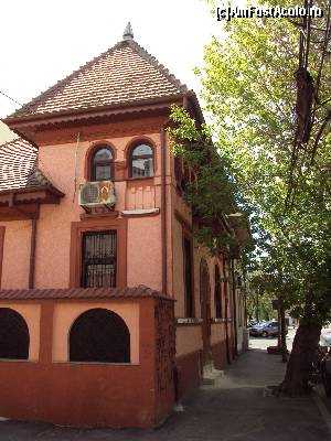 [P08] Casă frumos restaurată, pe Strada Episcopul Radu la intersecţia cu Intrarea Monahului » foto by Carmen Ion
 - 
<span class="allrVoted glyphicon glyphicon-heart hidden" id="av609467"></span>
<a class="m-l-10 hidden" id="sv609467" onclick="voting_Foto_DelVot(,609467,3511)" role="button">șterge vot <span class="glyphicon glyphicon-remove"></span></a>
<a id="v9609467" class=" c-red"  onclick="voting_Foto_SetVot(609467)" role="button"><span class="glyphicon glyphicon-heart-empty"></span> <b>LIKE</b> = Votează poza</a> <img class="hidden"  id="f609467W9" src="/imagini/loader.gif" border="0" /><span class="AjErrMes hidden" id="e609467ErM"></span>