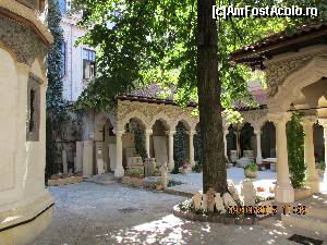 [P10] Curtea bisericii Stavropoleos.  » foto by elviramvio
 - 
<span class="allrVoted glyphicon glyphicon-heart hidden" id="av686673"></span>
<a class="m-l-10 hidden" id="sv686673" onclick="voting_Foto_DelVot(,686673,3511)" role="button">șterge vot <span class="glyphicon glyphicon-remove"></span></a>
<a id="v9686673" class=" c-red"  onclick="voting_Foto_SetVot(686673)" role="button"><span class="glyphicon glyphicon-heart-empty"></span> <b>LIKE</b> = Votează poza</a> <img class="hidden"  id="f686673W9" src="/imagini/loader.gif" border="0" /><span class="AjErrMes hidden" id="e686673ErM"></span>