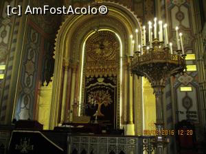 [P17] Bimah, chivotul si unul din candelabrele originale.  » foto by elviramvio
 - 
<span class="allrVoted glyphicon glyphicon-heart hidden" id="av715223"></span>
<a class="m-l-10 hidden" id="sv715223" onclick="voting_Foto_DelVot(,715223,3511)" role="button">șterge vot <span class="glyphicon glyphicon-remove"></span></a>
<a id="v9715223" class=" c-red"  onclick="voting_Foto_SetVot(715223)" role="button"><span class="glyphicon glyphicon-heart-empty"></span> <b>LIKE</b> = Votează poza</a> <img class="hidden"  id="f715223W9" src="/imagini/loader.gif" border="0" /><span class="AjErrMes hidden" id="e715223ErM"></span>