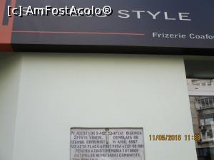 [P37] Ca sa dati ocol blocului in forma de U, prin bld. Coposu, imediat dupa prima cofetarie greceasca cu mese in strada este aceasta placa ce va aminteste de frumoasa biserica Sf, Vineri. Mergeti de-a lungul blocului, treceti pe langa a doua cofetarie greceasca A... si la capatul blocului faceti stanga.  » foto by elviramvio
 - 
<span class="allrVoted glyphicon glyphicon-heart hidden" id="av738079"></span>
<a class="m-l-10 hidden" id="sv738079" onclick="voting_Foto_DelVot(,738079,3511)" role="button">șterge vot <span class="glyphicon glyphicon-remove"></span></a>
<a id="v9738079" class=" c-red"  onclick="voting_Foto_SetVot(738079)" role="button"><span class="glyphicon glyphicon-heart-empty"></span> <b>LIKE</b> = Votează poza</a> <img class="hidden"  id="f738079W9" src="/imagini/loader.gif" border="0" /><span class="AjErrMes hidden" id="e738079ErM"></span>