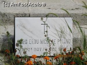 [P12] Placa din iarbă cu numele eroului inmormantat aici.  » foto by elviramvio
 - 
<span class="allrVoted glyphicon glyphicon-heart hidden" id="av996512"></span>
<a class="m-l-10 hidden" id="sv996512" onclick="voting_Foto_DelVot(,996512,3511)" role="button">șterge vot <span class="glyphicon glyphicon-remove"></span></a>
<a id="v9996512" class=" c-red"  onclick="voting_Foto_SetVot(996512)" role="button"><span class="glyphicon glyphicon-heart-empty"></span> <b>LIKE</b> = Votează poza</a> <img class="hidden"  id="f996512W9" src="/imagini/loader.gif" border="0" /><span class="AjErrMes hidden" id="e996512ErM"></span>