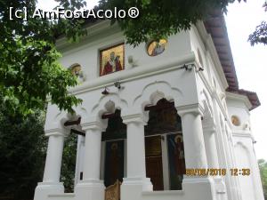 [P19] Pridvorul bisericii şi icoana de hram.  » foto by elviramvio
 - 
<span class="allrVoted glyphicon glyphicon-heart hidden" id="av996519"></span>
<a class="m-l-10 hidden" id="sv996519" onclick="voting_Foto_DelVot(,996519,3511)" role="button">șterge vot <span class="glyphicon glyphicon-remove"></span></a>
<a id="v9996519" class=" c-red"  onclick="voting_Foto_SetVot(996519)" role="button"><span class="glyphicon glyphicon-heart-empty"></span> <b>LIKE</b> = Votează poza</a> <img class="hidden"  id="f996519W9" src="/imagini/loader.gif" border="0" /><span class="AjErrMes hidden" id="e996519ErM"></span>