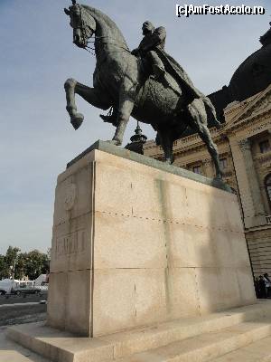 [P12] Aceeasi statuie a regelui Carol I. Se zareste in spatele ei Biblioteca Centrala Universitara » foto by zuftim
 - 
<span class="allrVoted glyphicon glyphicon-heart hidden" id="av546059"></span>
<a class="m-l-10 hidden" id="sv546059" onclick="voting_Foto_DelVot(,546059,3511)" role="button">șterge vot <span class="glyphicon glyphicon-remove"></span></a>
<a id="v9546059" class=" c-red"  onclick="voting_Foto_SetVot(546059)" role="button"><span class="glyphicon glyphicon-heart-empty"></span> <b>LIKE</b> = Votează poza</a> <img class="hidden"  id="f546059W9" src="/imagini/loader.gif" border="0" /><span class="AjErrMes hidden" id="e546059ErM"></span>