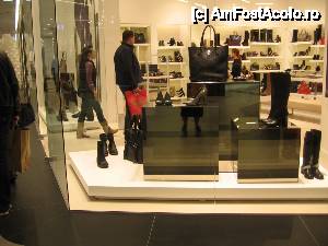 [P17] Magazin de lux cu doi vizitatori » foto by Michi
 - 
<span class="allrVoted glyphicon glyphicon-heart hidden" id="av478544"></span>
<a class="m-l-10 hidden" id="sv478544" onclick="voting_Foto_DelVot(,478544,3511)" role="button">șterge vot <span class="glyphicon glyphicon-remove"></span></a>
<a id="v9478544" class=" c-red"  onclick="voting_Foto_SetVot(478544)" role="button"><span class="glyphicon glyphicon-heart-empty"></span> <b>LIKE</b> = Votează poza</a> <img class="hidden"  id="f478544W9" src="/imagini/loader.gif" border="0" /><span class="AjErrMes hidden" id="e478544ErM"></span>