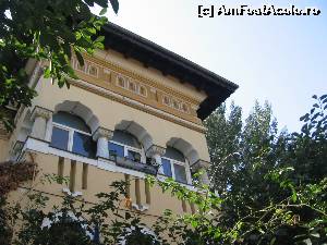 [P22] Casă retrocedată masacrată cu închidere cu termopane albe şi zugrăveală în două culori.  » foto by Michi
 - 
<span class="allrVoted glyphicon glyphicon-heart hidden" id="av559012"></span>
<a class="m-l-10 hidden" id="sv559012" onclick="voting_Foto_DelVot(,559012,3511)" role="button">șterge vot <span class="glyphicon glyphicon-remove"></span></a>
<a id="v9559012" class=" c-red"  onclick="voting_Foto_SetVot(559012)" role="button"><span class="glyphicon glyphicon-heart-empty"></span> <b>LIKE</b> = Votează poza</a> <img class="hidden"  id="f559012W9" src="/imagini/loader.gif" border="0" /><span class="AjErrMes hidden" id="e559012ErM"></span>