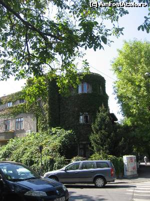 [P36] Bloculeţ interbelic îmbrăcat în iederă.  » foto by Michi
 - 
<span class="allrVoted glyphicon glyphicon-heart hidden" id="av559036"></span>
<a class="m-l-10 hidden" id="sv559036" onclick="voting_Foto_DelVot(,559036,3511)" role="button">șterge vot <span class="glyphicon glyphicon-remove"></span></a>
<a id="v9559036" class=" c-red"  onclick="voting_Foto_SetVot(559036)" role="button"><span class="glyphicon glyphicon-heart-empty"></span> <b>LIKE</b> = Votează poza</a> <img class="hidden"  id="f559036W9" src="/imagini/loader.gif" border="0" /><span class="AjErrMes hidden" id="e559036ErM"></span>