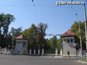 [P15] Intrare la palatul Cotroceni » foto by Michi
 - 
<span class="allrVoted glyphicon glyphicon-heart hidden" id="av559707"></span>
<a class="m-l-10 hidden" id="sv559707" onclick="voting_Foto_DelVot(,559707,3511)" role="button">șterge vot <span class="glyphicon glyphicon-remove"></span></a>
<a id="v9559707" class=" c-red"  onclick="voting_Foto_SetVot(559707)" role="button"><span class="glyphicon glyphicon-heart-empty"></span> <b>LIKE</b> = Votează poza</a> <img class="hidden"  id="f559707W9" src="/imagini/loader.gif" border="0" /><span class="AjErrMes hidden" id="e559707ErM"></span>