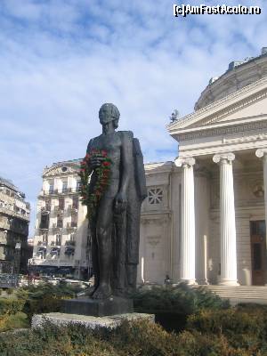 [P11] Statuia lui Mihail Eminescu în faţa Ateneului » foto by Michi
 - 
<span class="allrVoted glyphicon glyphicon-heart hidden" id="av596458"></span>
<a class="m-l-10 hidden" id="sv596458" onclick="voting_Foto_DelVot(,596458,3511)" role="button">șterge vot <span class="glyphicon glyphicon-remove"></span></a>
<a id="v9596458" class=" c-red"  onclick="voting_Foto_SetVot(596458)" role="button"><span class="glyphicon glyphicon-heart-empty"></span> <b>LIKE</b> = Votează poza</a> <img class="hidden"  id="f596458W9" src="/imagini/loader.gif" border="0" /><span class="AjErrMes hidden" id="e596458ErM"></span>