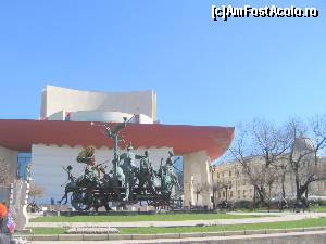 [P14] Căruţa cu paiaţe în faţa TNB » foto by Michi
 - 
<span class="allrVoted glyphicon glyphicon-heart hidden" id="av603062"></span>
<a class="m-l-10 hidden" id="sv603062" onclick="voting_Foto_DelVot(,603062,3511)" role="button">șterge vot <span class="glyphicon glyphicon-remove"></span></a>
<a id="v9603062" class=" c-red"  onclick="voting_Foto_SetVot(603062)" role="button"><span class="glyphicon glyphicon-heart-empty"></span> <b>LIKE</b> = Votează poza</a> <img class="hidden"  id="f603062W9" src="/imagini/loader.gif" border="0" /><span class="AjErrMes hidden" id="e603062ErM"></span>