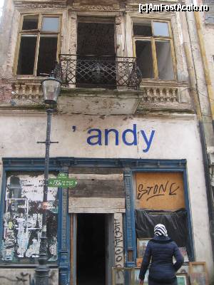 [P45] Ce or zice străinii? Că este lăsată expre aşa? La parter e un magazin de tablouri de duzină » foto by Michi
 - 
<span class="allrVoted glyphicon glyphicon-heart hidden" id="av603912"></span>
<a class="m-l-10 hidden" id="sv603912" onclick="voting_Foto_DelVot(,603912,3511)" role="button">șterge vot <span class="glyphicon glyphicon-remove"></span></a>
<a id="v9603912" class=" c-red"  onclick="voting_Foto_SetVot(603912)" role="button"><span class="glyphicon glyphicon-heart-empty"></span> <b>LIKE</b> = Votează poza</a> <img class="hidden"  id="f603912W9" src="/imagini/loader.gif" border="0" /><span class="AjErrMes hidden" id="e603912ErM"></span>