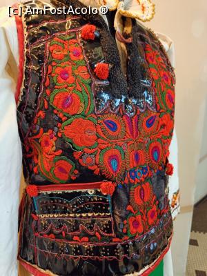 [P26] Expoziția de costume populare - detaliu. » foto by tata123 🔱
 - 
<span class="allrVoted glyphicon glyphicon-heart hidden" id="av1358487"></span>
<a class="m-l-10 hidden" id="sv1358487" onclick="voting_Foto_DelVot(,1358487,3511)" role="button">șterge vot <span class="glyphicon glyphicon-remove"></span></a>
<a id="v91358487" class=" c-red"  onclick="voting_Foto_SetVot(1358487)" role="button"><span class="glyphicon glyphicon-heart-empty"></span> <b>LIKE</b> = Votează poza</a> <img class="hidden"  id="f1358487W9" src="/imagini/loader.gif" border="0" /><span class="AjErrMes hidden" id="e1358487ErM"></span>