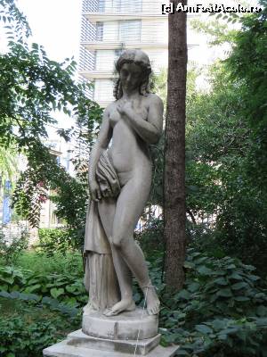 [P13] Statuie în curtea Casei Monteoru - Calea Victoriei, colt cu Dacia.  » foto by tata123 🔱
 - 
<span class="allrVoted glyphicon glyphicon-heart hidden" id="av683944"></span>
<a class="m-l-10 hidden" id="sv683944" onclick="voting_Foto_DelVot(,683944,3511)" role="button">șterge vot <span class="glyphicon glyphicon-remove"></span></a>
<a id="v9683944" class=" c-red"  onclick="voting_Foto_SetVot(683944)" role="button"><span class="glyphicon glyphicon-heart-empty"></span> <b>LIKE</b> = Votează poza</a> <img class="hidden"  id="f683944W9" src="/imagini/loader.gif" border="0" /><span class="AjErrMes hidden" id="e683944ErM"></span>