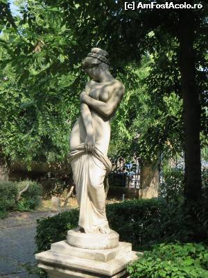 [P14] A doua statuie din curtea Casei Monteoru - Calea Victoriei, colț cu Dacia.  » foto by tata123 🔱
 - 
<span class="allrVoted glyphicon glyphicon-heart hidden" id="av683945"></span>
<a class="m-l-10 hidden" id="sv683945" onclick="voting_Foto_DelVot(,683945,3511)" role="button">șterge vot <span class="glyphicon glyphicon-remove"></span></a>
<a id="v9683945" class=" c-red"  onclick="voting_Foto_SetVot(683945)" role="button"><span class="glyphicon glyphicon-heart-empty"></span> <b>LIKE</b> = Votează poza</a> <img class="hidden"  id="f683945W9" src="/imagini/loader.gif" border="0" /><span class="AjErrMes hidden" id="e683945ErM"></span>