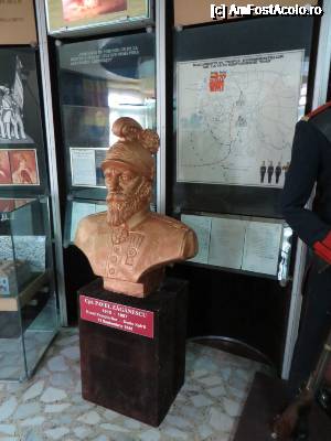 [P03] Bustul căpitanului Pavel Zăgănescu - erou în luptele din Dealul Spirii (în spate schema traseului urmat de trupele de pompieri în 13 septembrie 1848) - Foișorul de Foc.  » foto by tata123 🔱
 - 
<span class="allrVoted glyphicon glyphicon-heart hidden" id="av694172"></span>
<a class="m-l-10 hidden" id="sv694172" onclick="voting_Foto_DelVot(,694172,3511)" role="button">șterge vot <span class="glyphicon glyphicon-remove"></span></a>
<a id="v9694172" class=" c-red"  onclick="voting_Foto_SetVot(694172)" role="button"><span class="glyphicon glyphicon-heart-empty"></span> <b>LIKE</b> = Votează poza</a> <img class="hidden"  id="f694172W9" src="/imagini/loader.gif" border="0" /><span class="AjErrMes hidden" id="e694172ErM"></span>