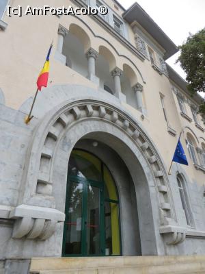 [P20] Intrarea impozantă în Maternitatea Giulești - fostă școală de ucenici CFR (imagine din 2016).  » foto by tata123 🔱
 - 
<span class="allrVoted glyphicon glyphicon-heart hidden" id="av803544"></span>
<a class="m-l-10 hidden" id="sv803544" onclick="voting_Foto_DelVot(,803544,3511)" role="button">șterge vot <span class="glyphicon glyphicon-remove"></span></a>
<a id="v9803544" class=" c-red"  onclick="voting_Foto_SetVot(803544)" role="button"><span class="glyphicon glyphicon-heart-empty"></span> <b>LIKE</b> = Votează poza</a> <img class="hidden"  id="f803544W9" src="/imagini/loader.gif" border="0" /><span class="AjErrMes hidden" id="e803544ErM"></span>