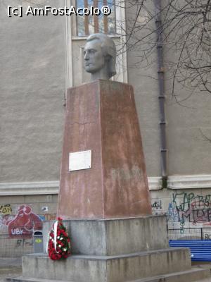 [P10] Poetul Mihai Eminescu - sculptor Mihai Onofrei - Colegiul Național „Mihai Eminescu”.  » foto by tata123 🔱
 - 
<span class="allrVoted glyphicon glyphicon-heart hidden" id="av1140361"></span>
<a class="m-l-10 hidden" id="sv1140361" onclick="voting_Foto_DelVot(,1140361,3511)" role="button">șterge vot <span class="glyphicon glyphicon-remove"></span></a>
<a id="v91140361" class=" c-red"  onclick="voting_Foto_SetVot(1140361)" role="button"><span class="glyphicon glyphicon-heart-empty"></span> <b>LIKE</b> = Votează poza</a> <img class="hidden"  id="f1140361W9" src="/imagini/loader.gif" border="0" /><span class="AjErrMes hidden" id="e1140361ErM"></span>