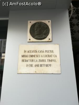 [P14] Placă informativă și efigie pe clădirea de pe str. Lipscani care a găzduit redacția ziarului „Timpul”.  » foto by tata123 🔱
 - 
<span class="allrVoted glyphicon glyphicon-heart hidden" id="av1140365"></span>
<a class="m-l-10 hidden" id="sv1140365" onclick="voting_Foto_DelVot(,1140365,3511)" role="button">șterge vot <span class="glyphicon glyphicon-remove"></span></a>
<a id="v91140365" class=" c-red"  onclick="voting_Foto_SetVot(1140365)" role="button"><span class="glyphicon glyphicon-heart-empty"></span> <b>LIKE</b> = Votează poza</a> <img class="hidden"  id="f1140365W9" src="/imagini/loader.gif" border="0" /><span class="AjErrMes hidden" id="e1140365ErM"></span>