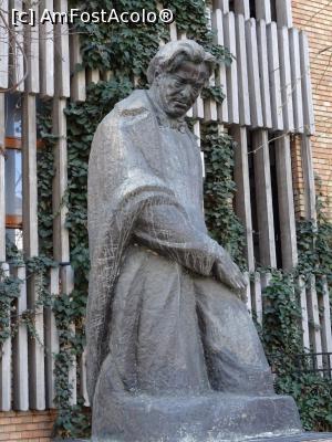 [P12] Statuia lui George Enescu de lângă Parcul Cișmigiu.  » foto by tata123 🔱
 - 
<span class="allrVoted glyphicon glyphicon-heart hidden" id="av1155099"></span>
<a class="m-l-10 hidden" id="sv1155099" onclick="voting_Foto_DelVot(,1155099,3511)" role="button">șterge vot <span class="glyphicon glyphicon-remove"></span></a>
<a id="v91155099" class=" c-red"  onclick="voting_Foto_SetVot(1155099)" role="button"><span class="glyphicon glyphicon-heart-empty"></span> <b>LIKE</b> = Votează poza</a> <img class="hidden"  id="f1155099W9" src="/imagini/loader.gif" border="0" /><span class="AjErrMes hidden" id="e1155099ErM"></span>